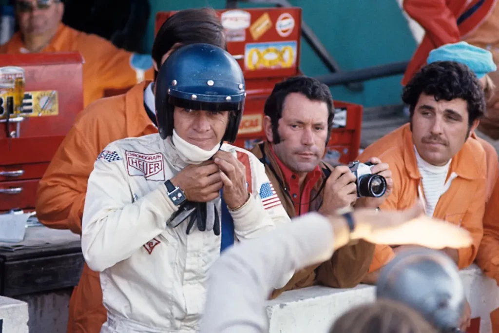 Steve McQueen con al polso il suo heuer monaco durante le riprese del film le mans