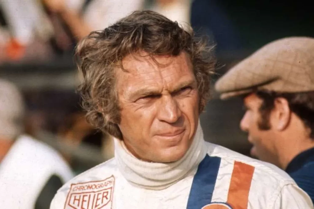 Steve McQueen durante le riprese del film “Le 24 Ore di Le Mans” con al polso un heuer monaco