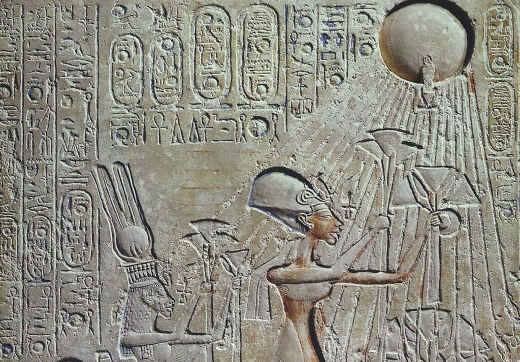 Geroglifici Egizi raffiguranti una dea illuminata dal sole.