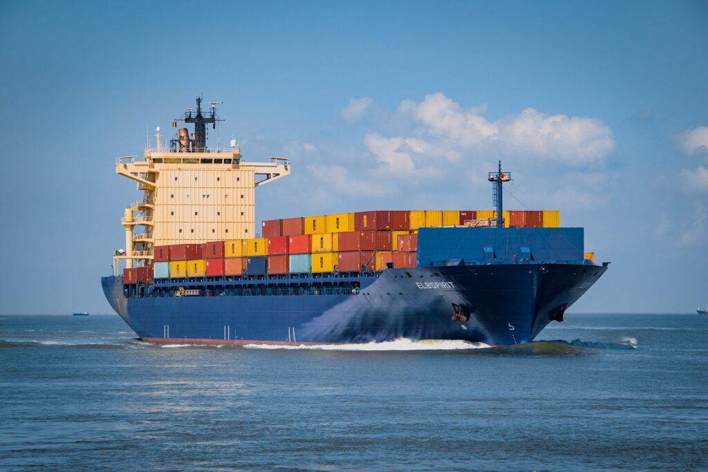 nave cargo con container