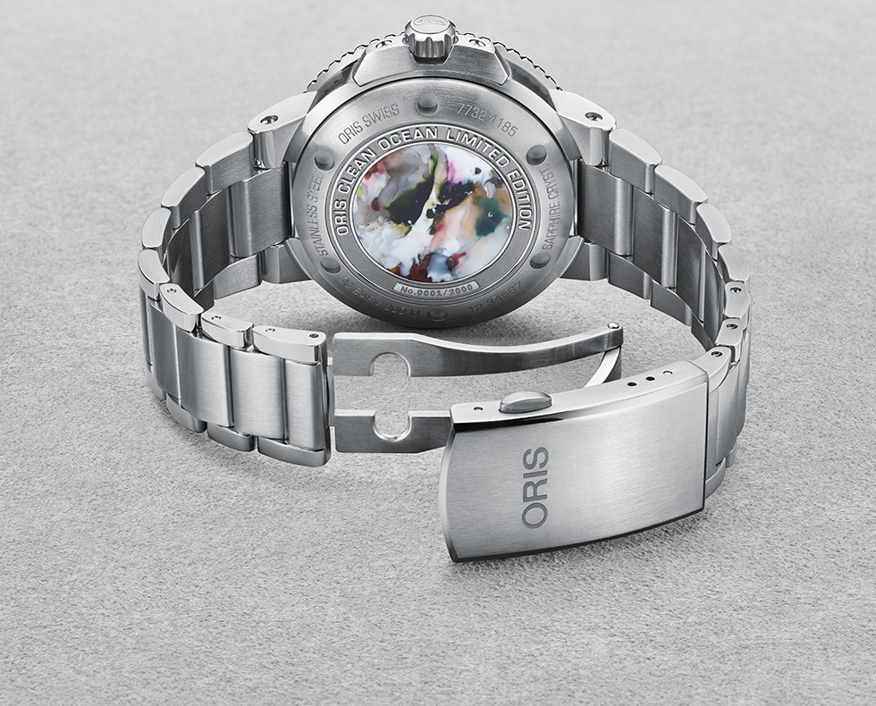 fondello dell' Oris aquis clean ocean limited edition è un ottimo esempio del connubio tra orologi e sostenibilità. 