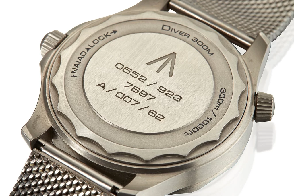 assegnazione sul retro dell'orologio di james bond omega seamaster 300m indossato da daniel craig in no time to die in asta da christie's
