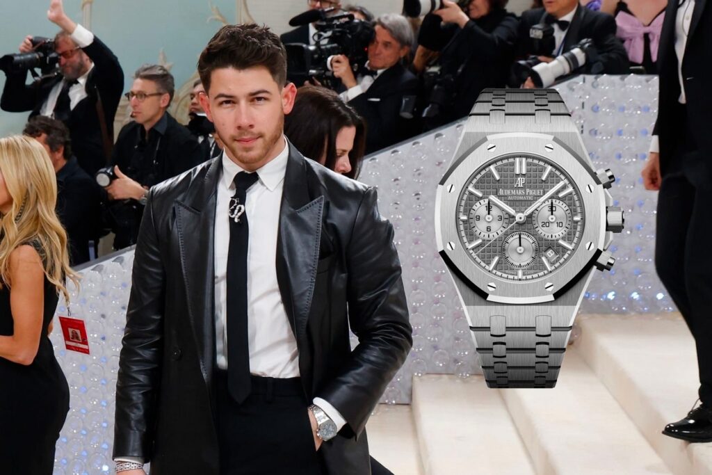 Nick Jonas al Met Gala 2023 con un Audemars Piguet Royal Oak cronografo in acciaio con quadrante grigio