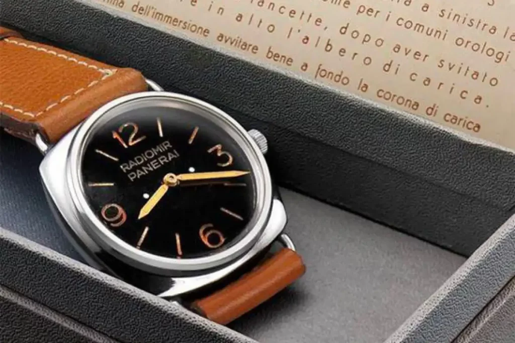 Panerai Radiomir with tritium indexes, one of the first luminescent materials used in watchmaking  