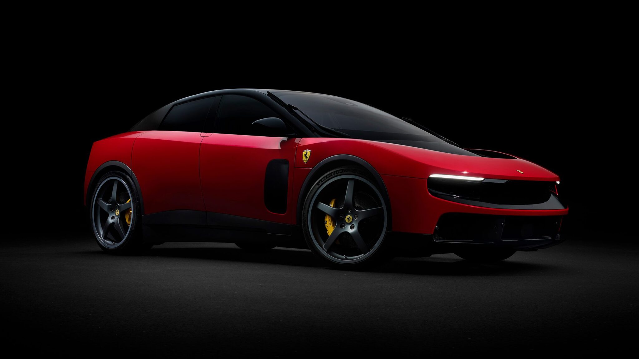 La nuova Ferrari Luce durante il reveal ufficiale alla Vela di Calatrava di Roma, primo modello completamente elettrico nella storia Ferrari.