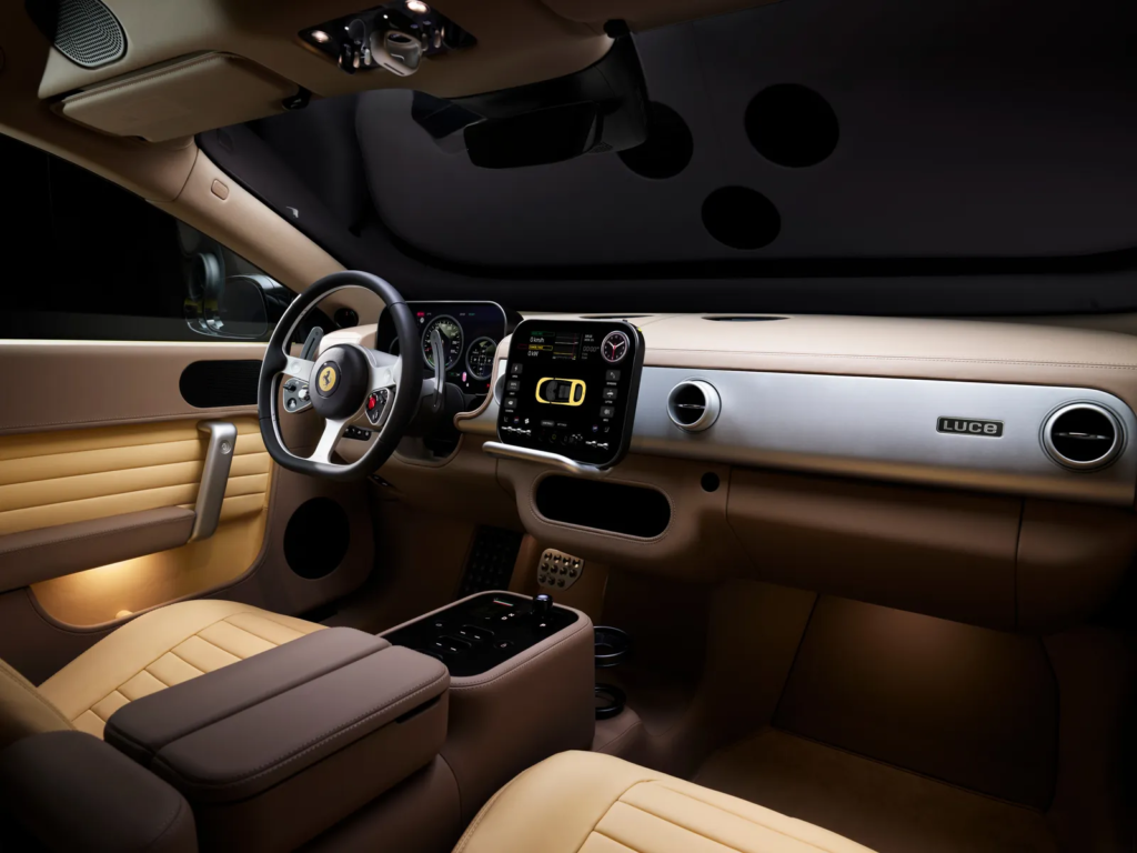 Dettaglio degli interni della Ferrari Luce progettati con LoveFrom di Jony Ive e Marc Newson, caratterizzati da alluminio satinato, controlli fisici e design minimalista