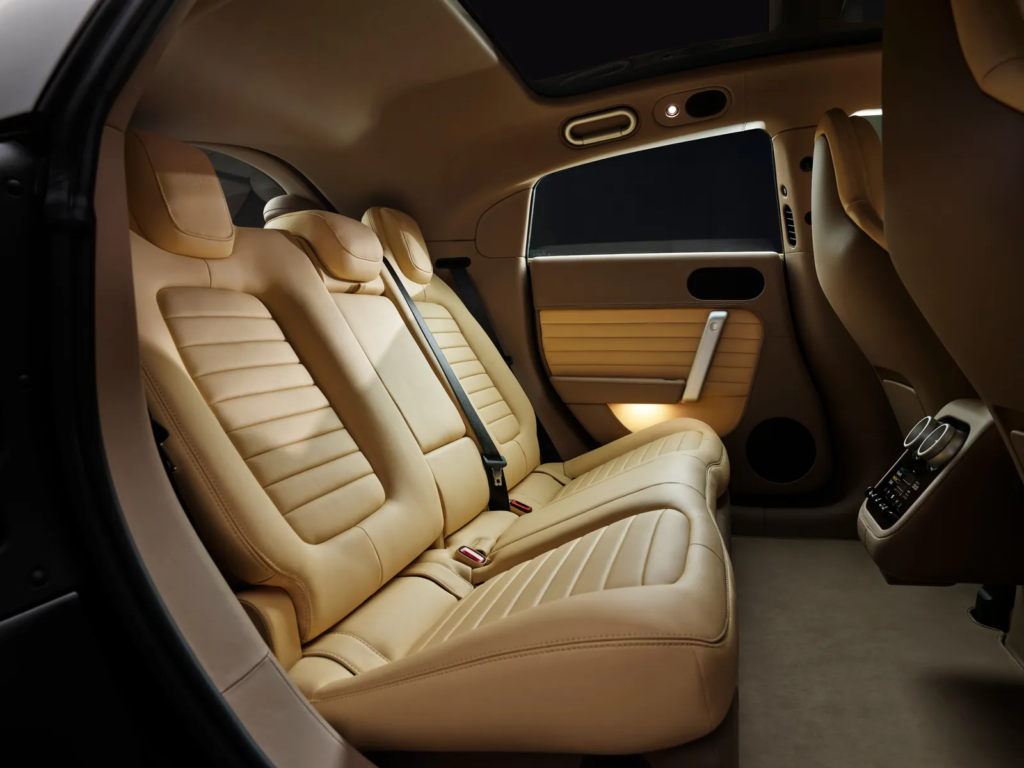 Dettaglio degli interni della Ferrari Luce progettati con LoveFrom di Jony Ive e Marc Newson, caratterizzati da alluminio satinato, controlli fisici e design minimalista