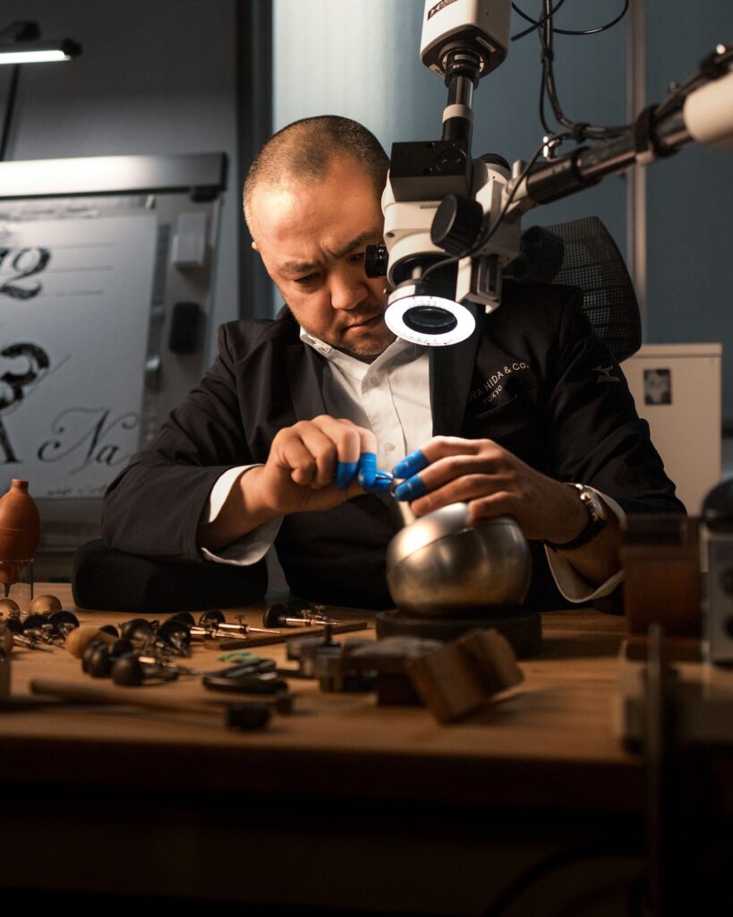 Zenith G.F.J. Calibre 135 Double Signed with Naoya Hida & Co. con quadrante in argento massiccio inciso a mano da Keisuke Kano e dettagli in Urushi blu