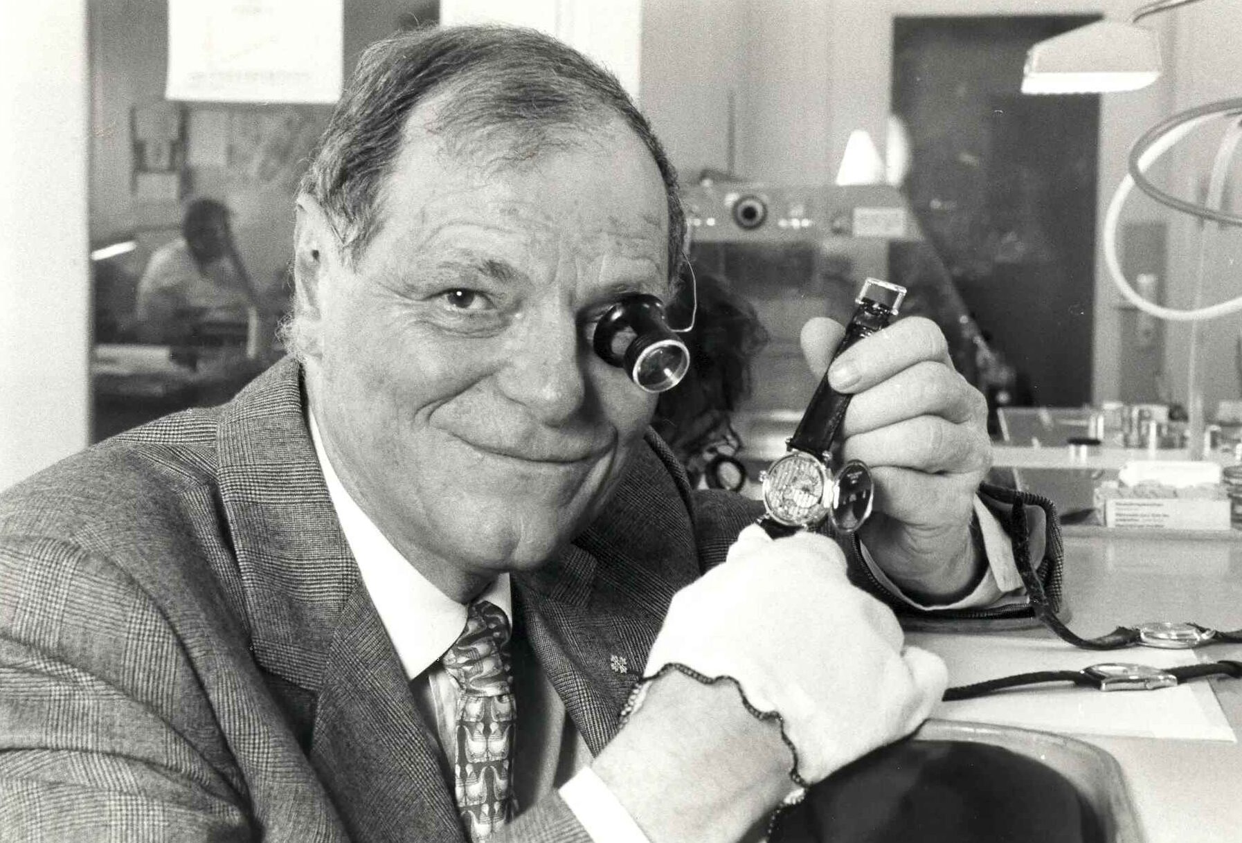 Philippe Stern osserva una delle creazioni più iconiche di Patek Philippe