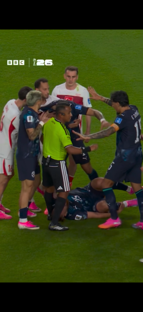Galarza con l’orologio dell’arbitro al polso durante FIFA World Cup 2026