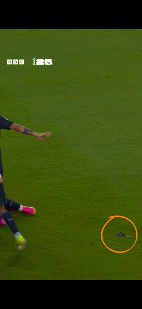 Galarza con l’orologio dell’arbitro al polso durante FIFA World Cup 2026