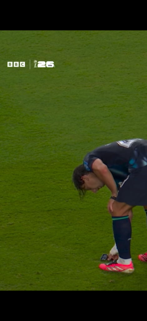 Galarza con l’orologio dell’arbitro al polso durante FIFA World Cup 2026