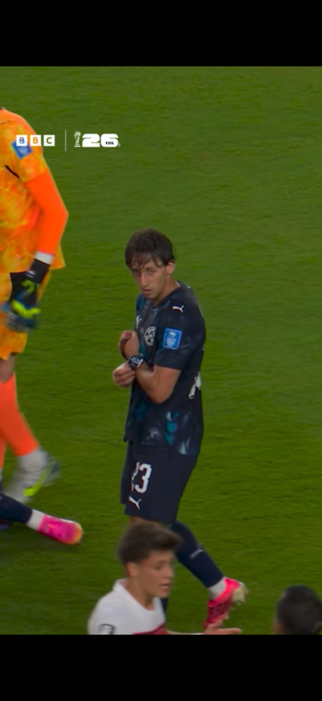 Matias Galarza prende l’orologio dell’arbitro durante Paraguay-Turchia al Mondiale 2026