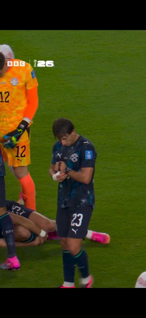 Matias Galarza prende l’orologio dell’arbitro durante Paraguay-Turchia al Mondiale 2026