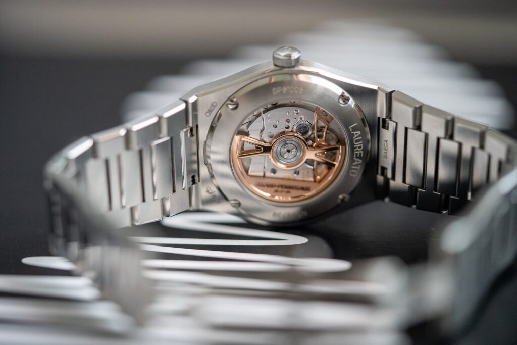 Automatic GP4800 caliber visible through the sapphire caseback of the Girard-Perregaux Laureato Fifty