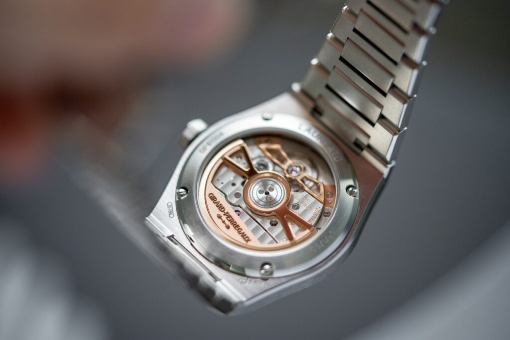 Automatic GP4800 caliber visible through the sapphire caseback of the Girard-Perregaux Laureato Fifty