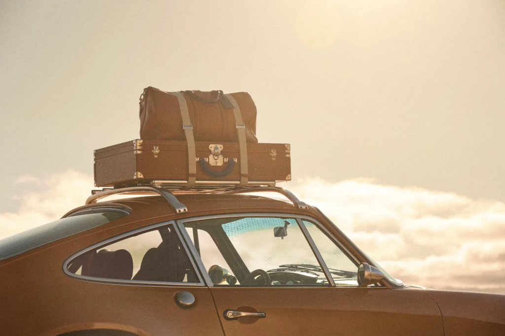 Louis Vuitton x Singer: l’Art of Travel viaggia su una Porsche 911