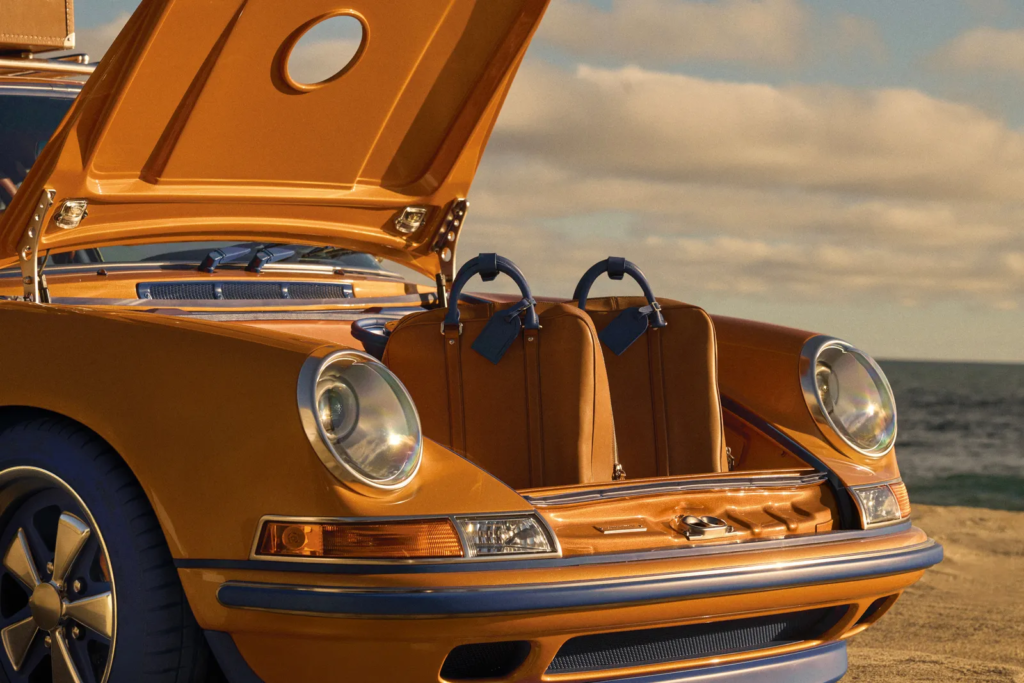 Louis Vuitton x Singer: l’Art of Travel viaggia su una Porsche 911