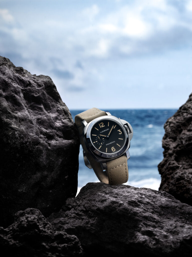 Panerai Luminor PAM01710: quadrante nero opaco e cinturino beige