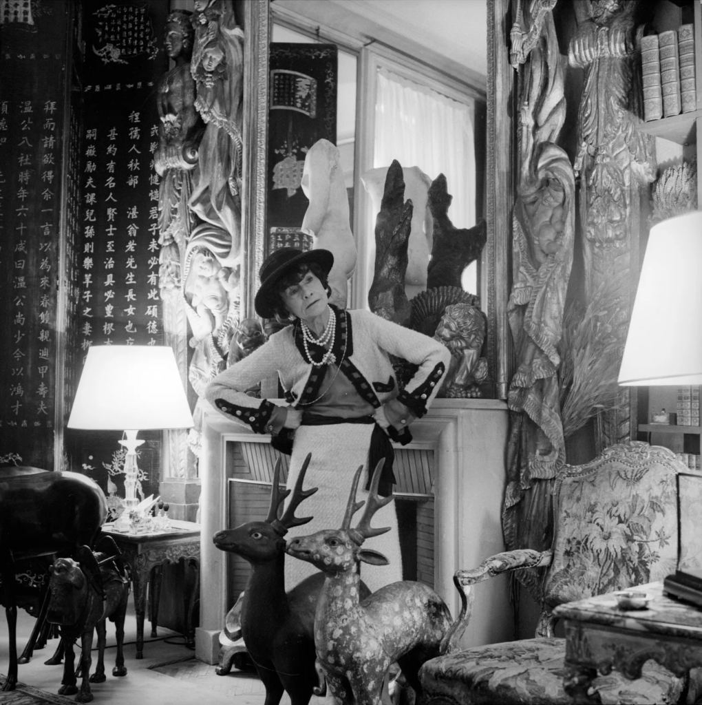Chanel nel salone del suo sfarzoso appartamento parigino