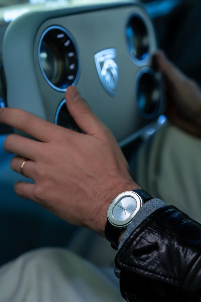 Peugeot x Serica RCZ Vision, orologio Serica integrato nel cruscotto della concept car