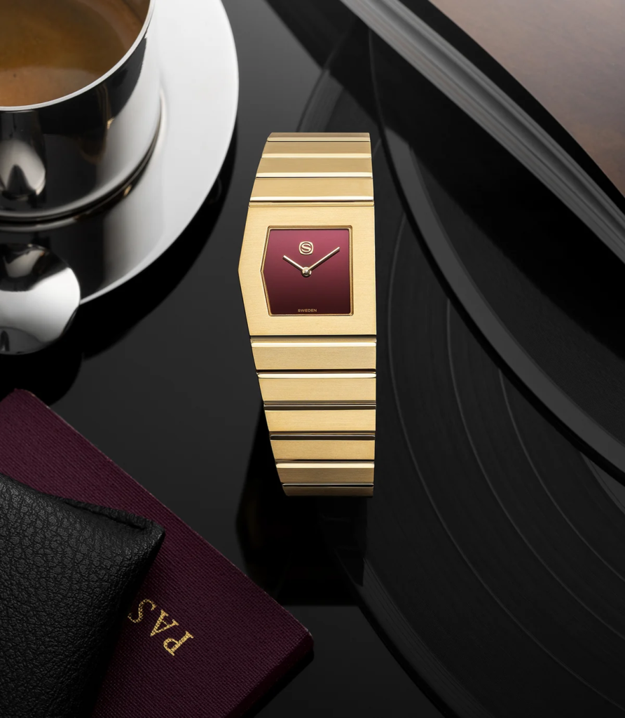 Svea Atelier Monolith Oxblood con quadrante bordeaux e finitura dorata