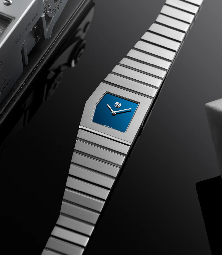 Svea Atelier Monolith Fjord con quadrante blu e bracciale integrato in acciaio