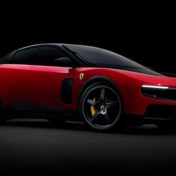 La nuova Ferrari Luce durante il reveal ufficiale alla Vela di Calatrava di Roma, primo modello completamente elettrico nella storia Ferrari.